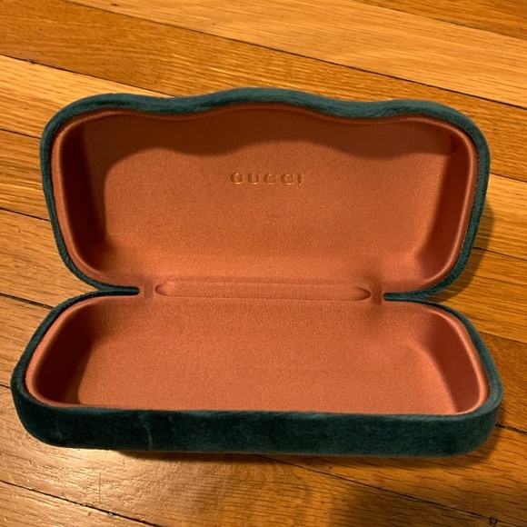Gucci Sunglass case with soft drawstring bag and cleaning cloth - Picture 2 of 7